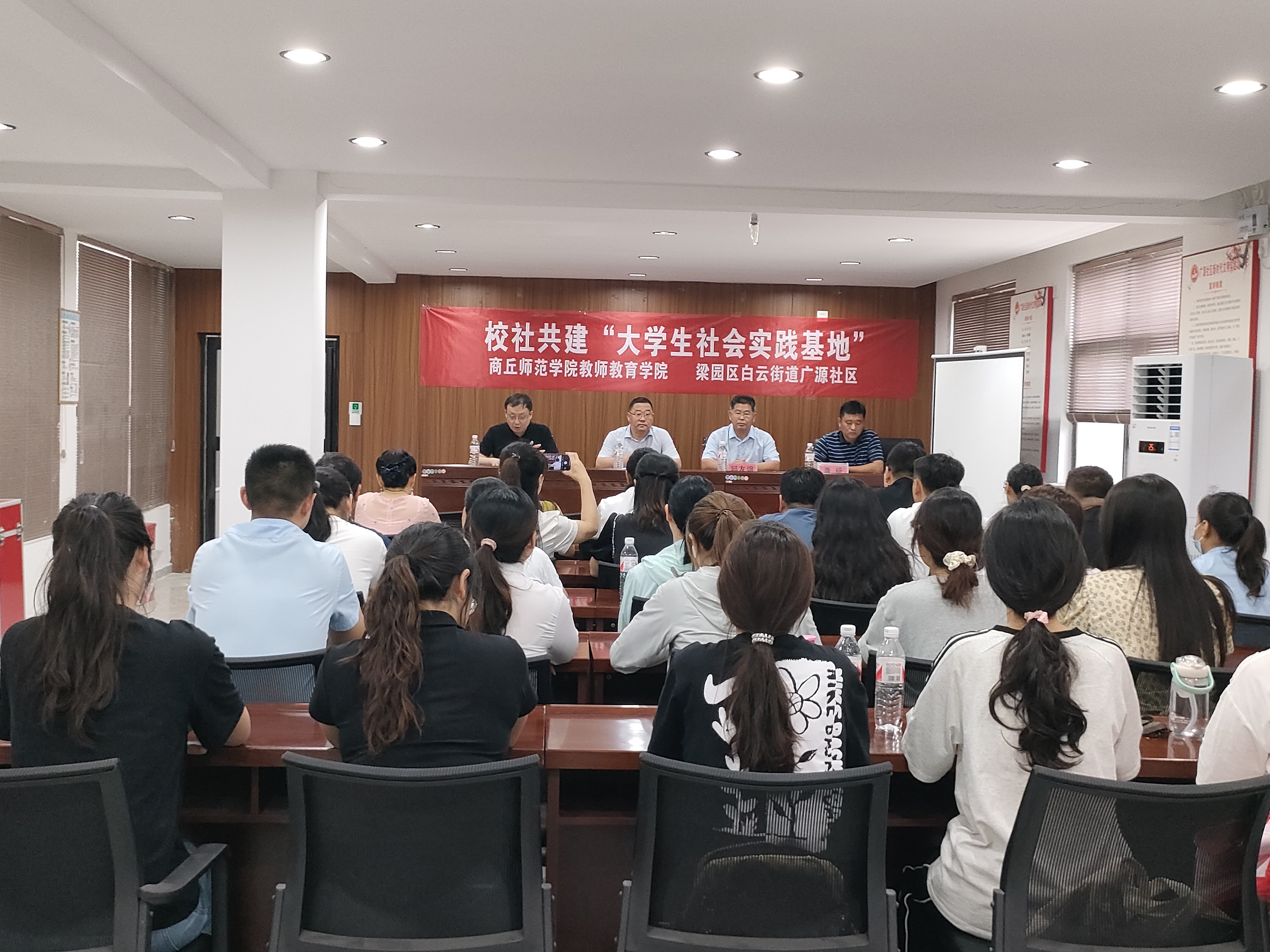 BB贝博艾弗森官方网站与梁园区白云街道广源社区举行校社共建“大学生社会实践基地”挂牌仪式