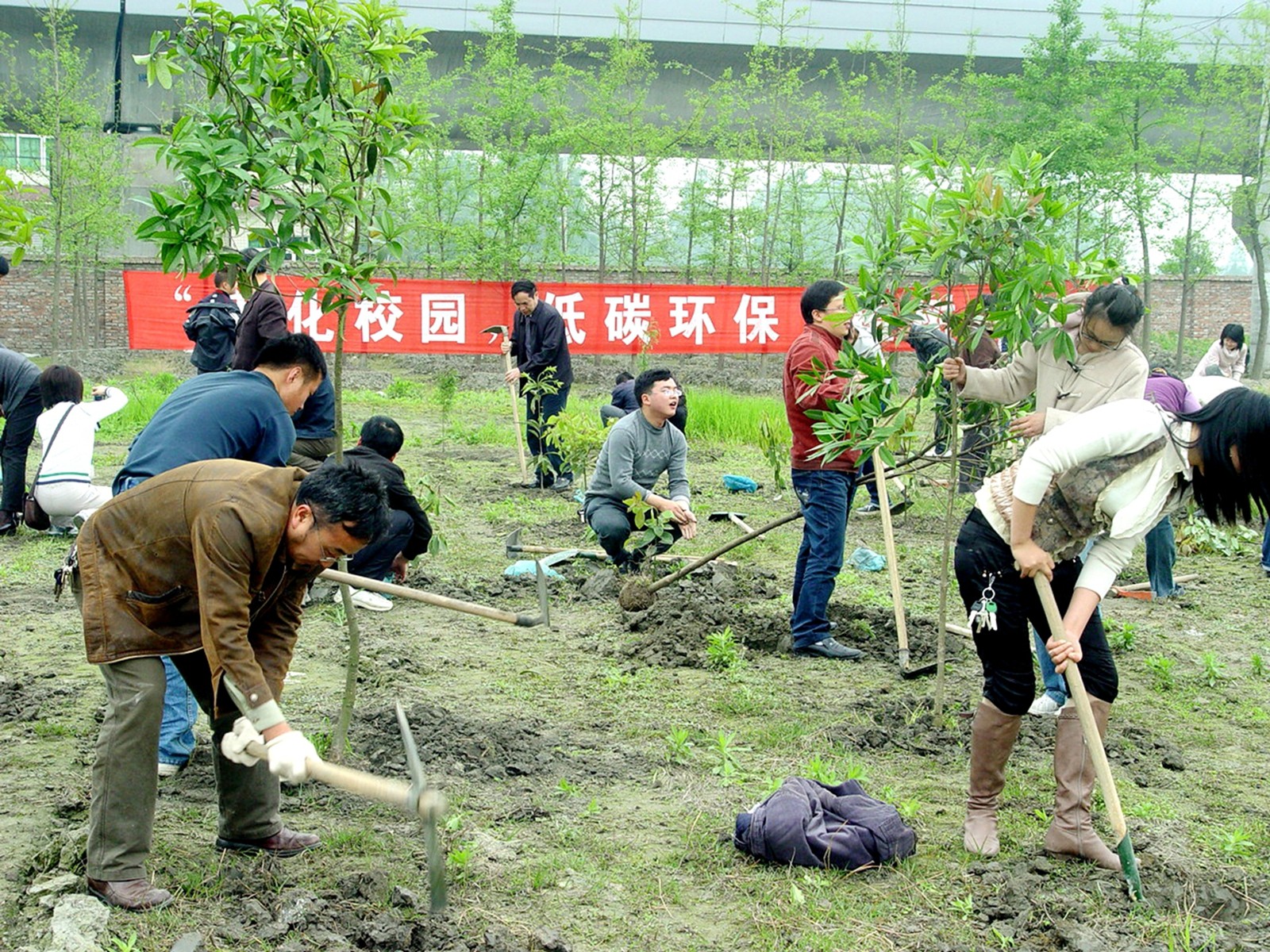 执锹种下育人林，执笔书写桃李情  + 综合二分工会+徐莉涛 (2)_副本.jpg