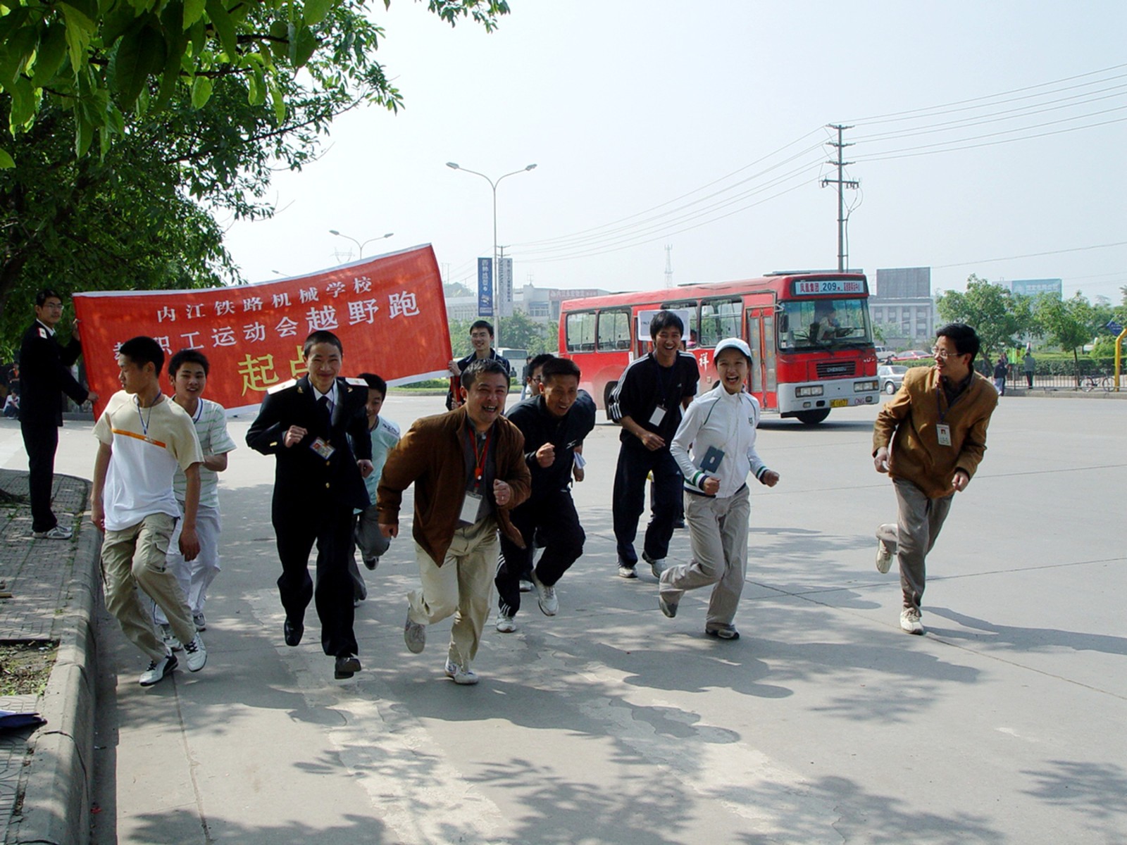 平时教书稳如钟，跑步冲刺快如风！+综合分工会+姚思奇 (3)_副本.jpg