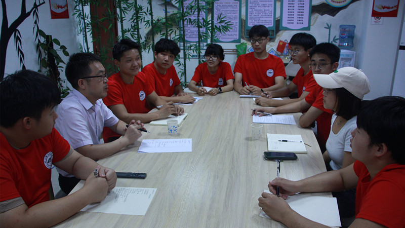 团队师生与村干部就深化校地合作座谈交流 beat365英国官方网站黄超供图.jpg