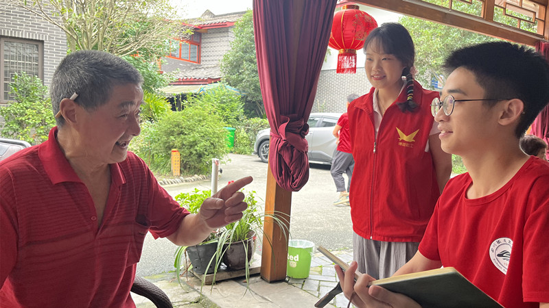 团队成员向村民宣传习近平总书记关于乡村振兴的重要论述 beat365英国官方网站黄超供图.jpg